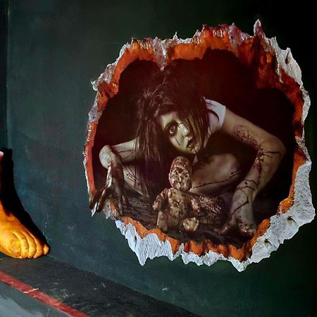Scary Hostel ティビリシ エクステリア 写真